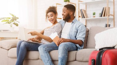 Mutlu çift arama Yurtdışı tur planlama, dizüstü bilgisayar kullanarak gidilecek yerler