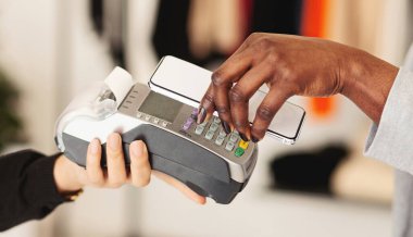 Nfc teknolojisi. Elektronik okuyucu ile mobil ödeme yapan kadın, yakın çekim