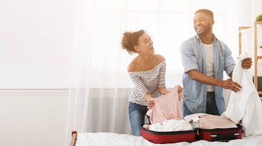 Mutlu çift balayı için hazırlanıyor bavul, içine giyim ambalaj alanı Kopyala