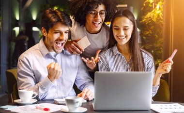 Kahve molası toplantı, e-eğitim ve e-ticaret etkinlik kavramı. Başarılı iş takım arıyor laptop ne mutlu ki, kafede, çalışma boş alan