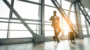 Uçuş Bekleyen Genç İşadamı, Havaalanı Terminalinde Bekleme, Boş Alan