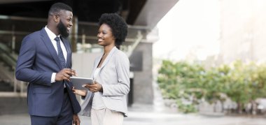 Tatil sırasında internete girip çıkan mutlu genç çalışanlar.