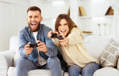 Xbox hayranları. Crazy Couple Playstation'da VideoOyunu Oynamanın Keyfini Çıkarıyor, Evde Dinleniyor