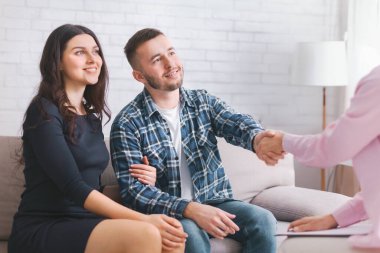 Bir çift terapi seansı sırasında kanepede oturur. Adam kameranın önünde olmayan terapistle tokalaşırken kadın onun yanında oturuyor ve izliyor.