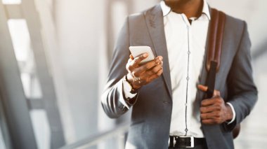 Mesajı oku. Havaalanı Terminalinde Telefon Kullanan İşadamı, Uçuşu Bekliyor