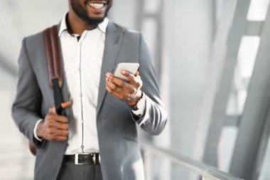 Yatılı'yı bekliyorum. Havaalanı Terminalinde Telefon Kullanan İşadamı, Kırpma, Boş Alan