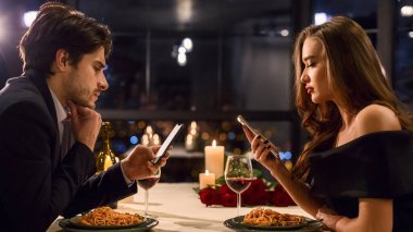 Erkek ve kadın birbirleriyle iletişim kurmazlar ve lüks restoranlarda buluşurken akıllı telefonlarını kullanmazlar.