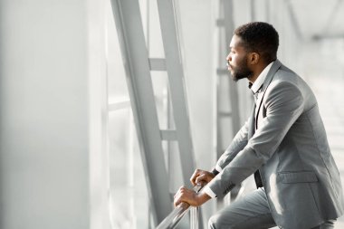 Rahatlamış hissediyorum. Kendine güvenen İşadamı Pencereden Bakıyor, Uçuş Bekliyor