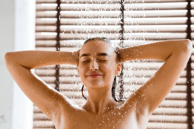 Serin duş keyfini çıkarın. Su Jeti Altında Uzun Saç Yıkama Kadın