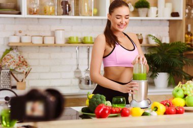 Yemek blogcusu. Slim Woman blogu için Smoothie yapıyor ve video kaydediyor.