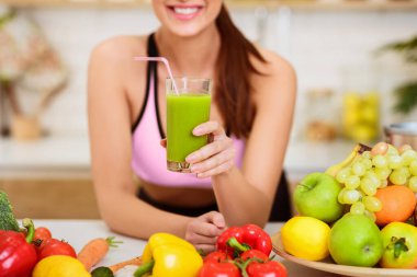 Happy Woman İçme Taze Yeşil Detoks Sebze Suyu, Kameraya Cam Gösteren