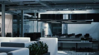 Yeni modern bilgisayarlarla kaplı büyük bir açık alan, kiralık ofis içi.