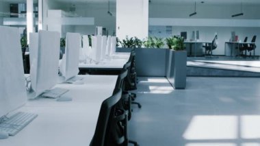 Kapağına bilgisayar sarılı boş bir kiralık ofis, insan yok, koronaksis konsepti.