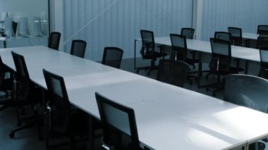 İş şirketleri için taç giyme töreni. Konferans salonunda uzun boş masalar.