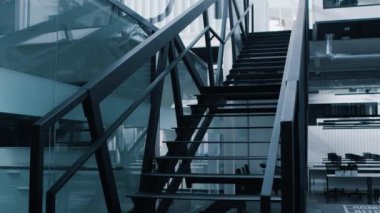 Ofis binasının modern merdivenleri. Çağdaş iş merkezinin içi. 4K