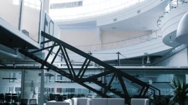 Uzaktan çalışma ve boş ofis. Kiralık büyük bir iç mekan