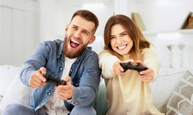 Joysticks tarafından Video Oyunları Playing Gülen Çift, Kanepe üzerinde dinlenme