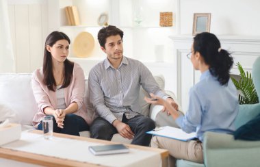 Terapist muayenehanesinde genç bir çift ilişkilerinden bahseder. İlişkilerini güçlendirmek isteyen şefkatli bir kadın danışman tarafından kolaylaştırılır..