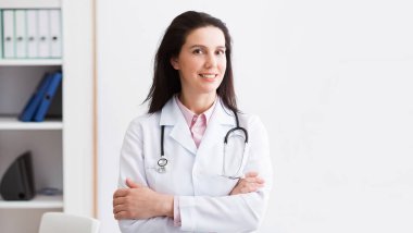 Başarılı Doktor Portresi Işık Arka Plan Üzerinde Poz, Kopya Alanı