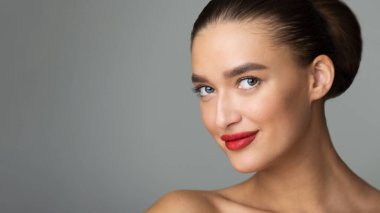 Mükemmel makyajlı ve Kırmızı Dudaklı Güzellik Modeli Kameraya Bakıyor, Gri Arkaplan