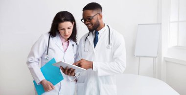 Afro doktor hastanede personel ile toplantı sırasında meslektaşına tavsiye veren