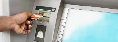 Altın kredi kartı, Panorama, kopya alanı ile ATM kullanarak siyah adam yakın