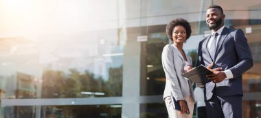 Resmi giyim iki çekici Afrikalı Amerikalı meslektaşları açık havada ayakta ve kenara bakarak, kopya alanı