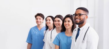 Doktor ve stajyerlerden oluşan ekip, hastanede sıraya diziliyor ve bir kenara bakıyor