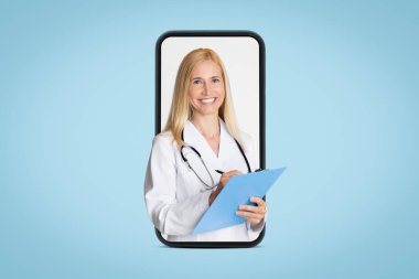 Beyaz önlüklü, steteskoplu bir bayan doktor, yazı yazarken gülümseyen ve mavi bir pano tutan bir akıllı telefon ekranında görülüyor. Bu görüntü teletıp konseptini temsil ediyor.