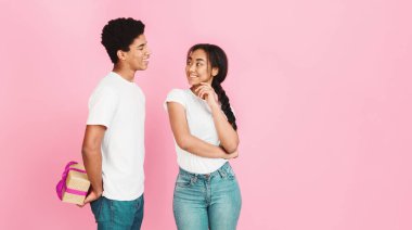 Sana sürprizim var. Adam onun kız arkadaşı, pembe arka plan mevcut gizleme