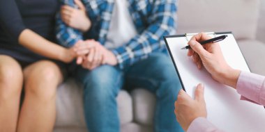 Bir terapist bir çift ile bir seansta oturur, çift el ele tutuşurken not alır. Birbirlerine odaklanmışlar ve önemli bir şeyi tartışıyorlarmış gibi görünüyorlar..