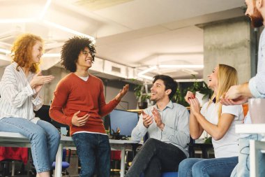 Yaratıcı ekip modern ofiste iletişim zevk, başlangıç için fikirleri tartışıyor, boş alan