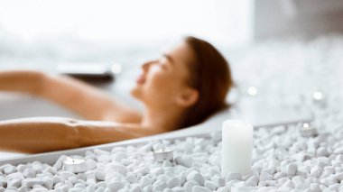 Mumlar ile Banyoda Rahatlatıcı Genç Kadın, Zor Gün Sonra Dinlenme
