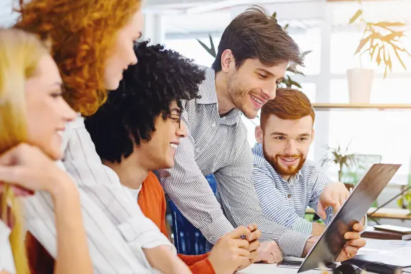 Yeni iş planı. Genç neşeli insanlar coworking işyerinde pano bakarak, boş alan