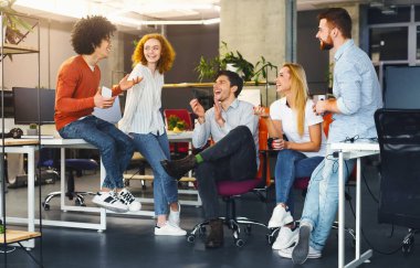 Harika dostu iş ekibi, çalışma alanı ve gülüyor konuşuyor