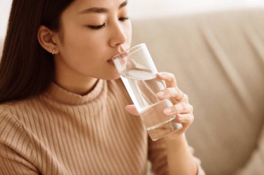 Sağlıklı sıvı. Bardaktan Temiz Su İçen Asyalı Kız, Boş Alan