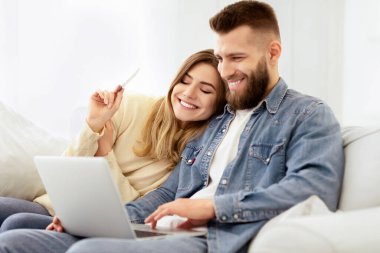 Çok kolay. Milenyum Çifti İnternetten Alışveriş Yapıyor, Laptop Kullanıyor