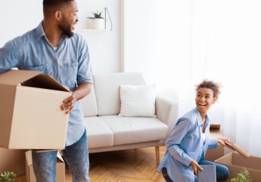 Yer değiştirme konsepti. Heyecanlı Afro Çift Paketleme Kutuları İçeride. Seçici Odaklanma