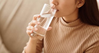 Sağlıklı sıvı. Bardaktan Temiz Su İçen Asyalı Kız, Boş Alan