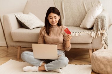 Online Ödeme. Kız Holding Kredi Kartı ve Evde İnternet Alışveriş için Laptop Kullanma, Space Kopya