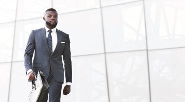 Başarılı Girişimci. Afro-Amerikan İşadamı Şehir Merkezinde Evrak Çantası yla Yürüyor. Metin için Boş Alan