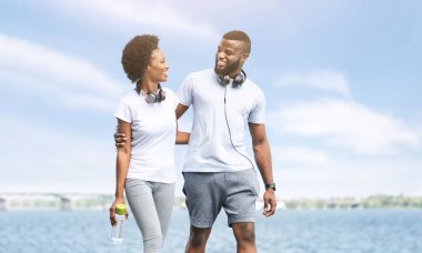 Sportif Afro Çift Sabah Koşusundan Sonra Nehirde Yürüyen Kucaklaşıyor. Metin için Boş Alan