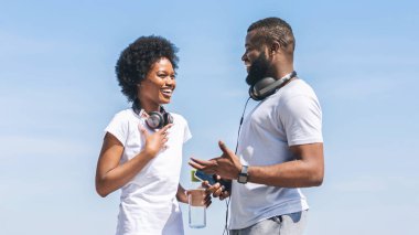 Afro Woman River Yakın Dışında Kişisel Koç ile Jogging Programı Tartışıyor.