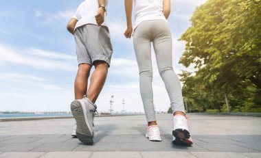 Çift Koşu. Nehir Kıyısı boyunca koşan kadın ve erkeğin arka görünümü. Düşük Açılı, Kırpılmış, Kopyalama Alanı