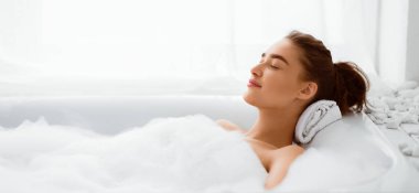 Relax Kavramı. Köpük ile Sıcak Banyo Zevk Kadın, İş Günü Sonra Dinlenme