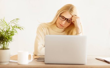 Yorgun ve stresli hissediyorum. Kadın laptop üzerinde çalışma, Eyes kapalı tutulması