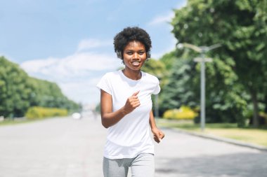Şehir parkında koşan mutlu Afrikalı Amerikalı çift. Sabah Koşusu Konsepti. Boşluğu Kopyala