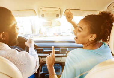 İyi yolculuklar. Afrikalı Amerikalı Mutlu Genç Çift Müzik Dinliyor, Araba Sürüyor