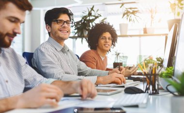 It Geliştirme Şirketi 'nde çalışan genç erkek takım, birlikte çalışma ofisinde oturuyor, serbest alan.