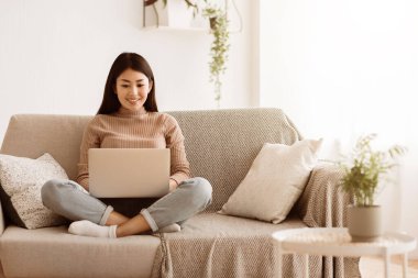İşe alım kavramı. Çevrimiçi Kız Tarayıcı İş Fırsatları, İş Arama Uygulaması Kullanımı veya Dizüstü Bilgisayarda Web Sitesi, Boşluğu Kopyala